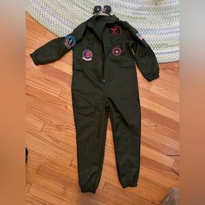 Green Flight Suit with Patches.
Top gun
Maverick